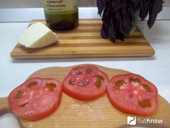 Помидоры нарезаны кольцами