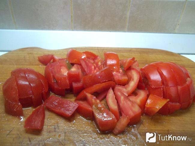 Помидоры нарезаны брусками