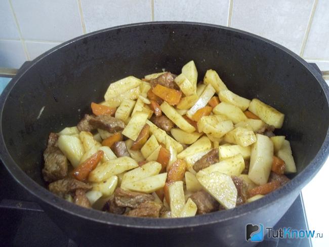 К мясу добавлен картофель