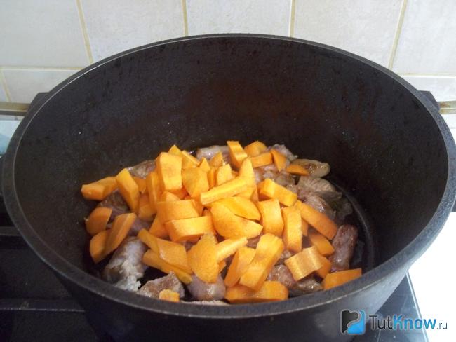 К мясу добавлена морковь