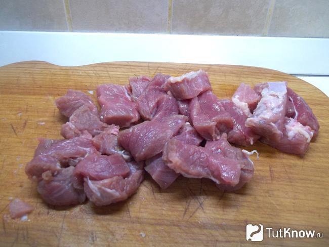 Мясо нарезано ломтиками