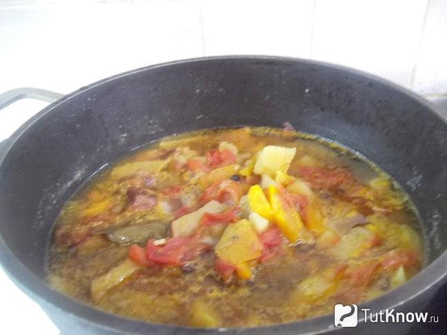 Готовое жаркое из телятины с овощами в специях