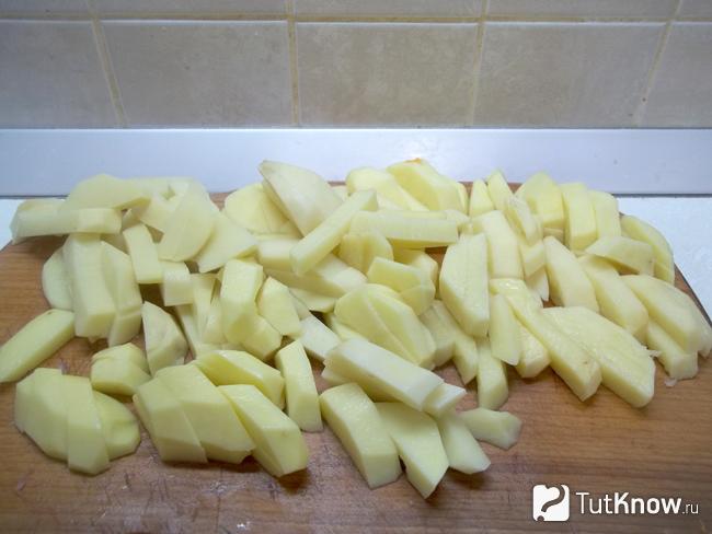 Картофель нарезан брусками