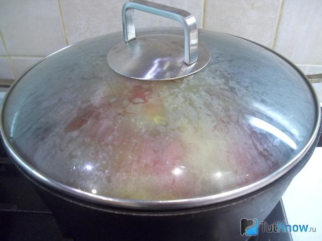 Жаркое из телятины с овощами в специях тушится под крышкой