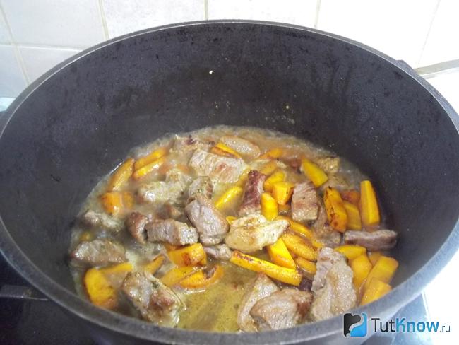 Мясо с морковью жарятся