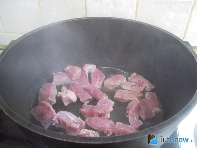 Мясо жарится в сковороде