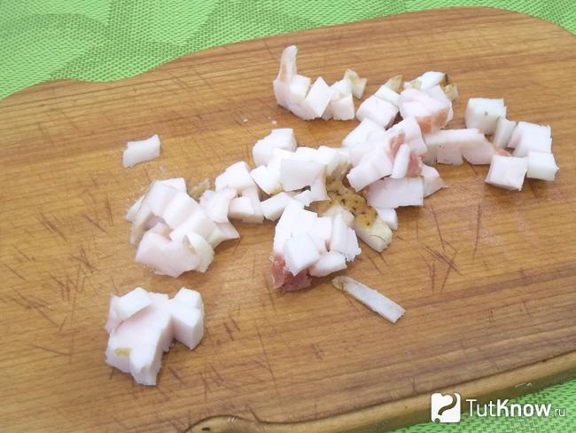 Сало нарезано кусочками