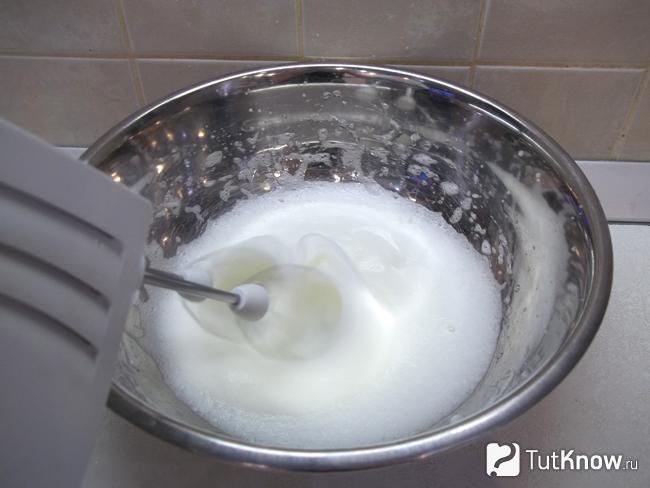 Белки взбиты миксером