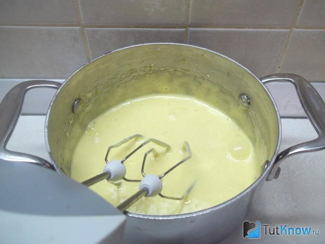 Яйца с сахаром взбиты