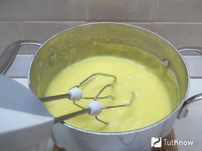 Готовый крем взбит миксером