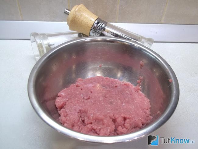 Мясо приправлен специями и перемешан