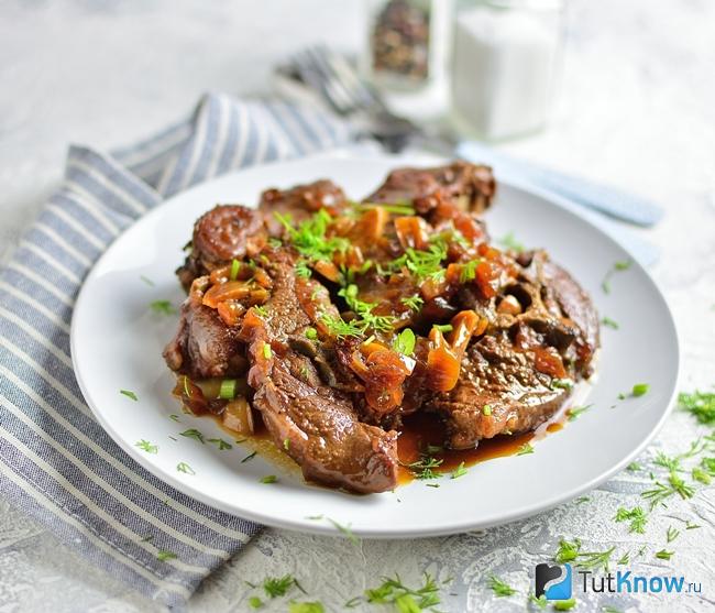 Тушеное мясо с соусом матбуха