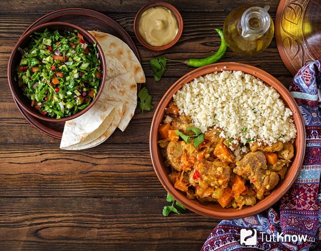 Куриные грудки и кускус с соусом харисса