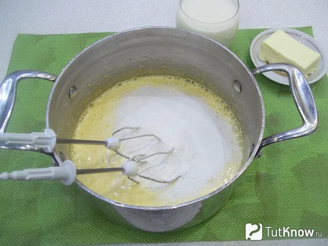 В яичную массу добавлена мука
