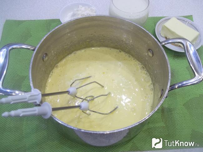 Яйца с сахаром взбиты миксером