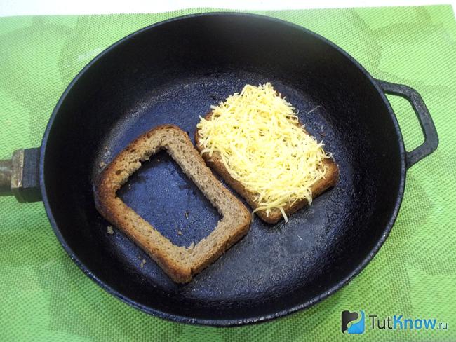 На целый ломтик хлеба выложена сырная стружка