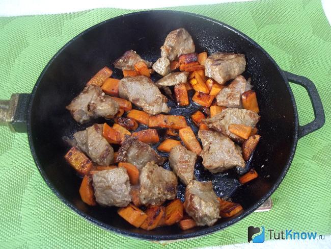Мясо с морковью жарятся