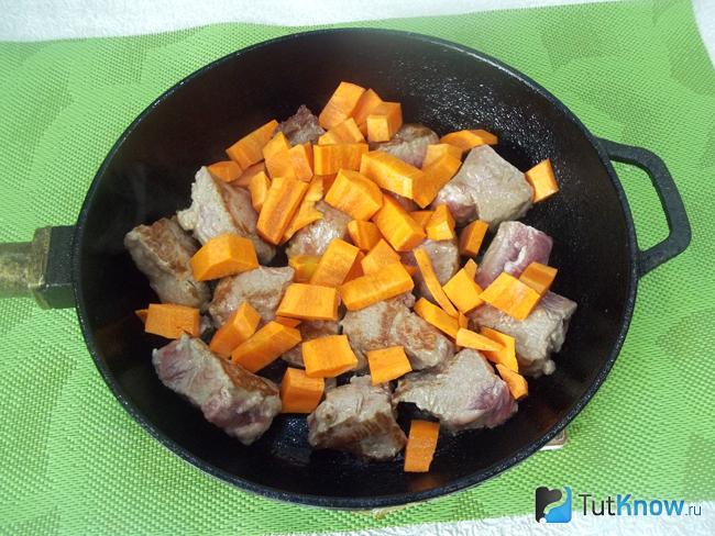 В сковороду к мясу добавлена морковь