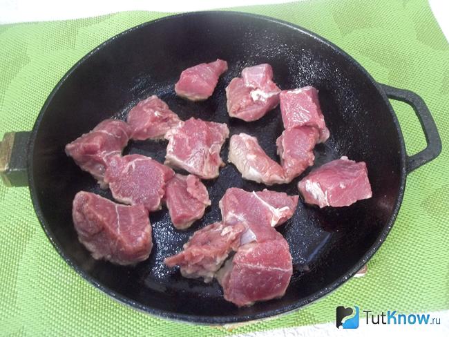 Мясо нарезано и жарится в сковороде