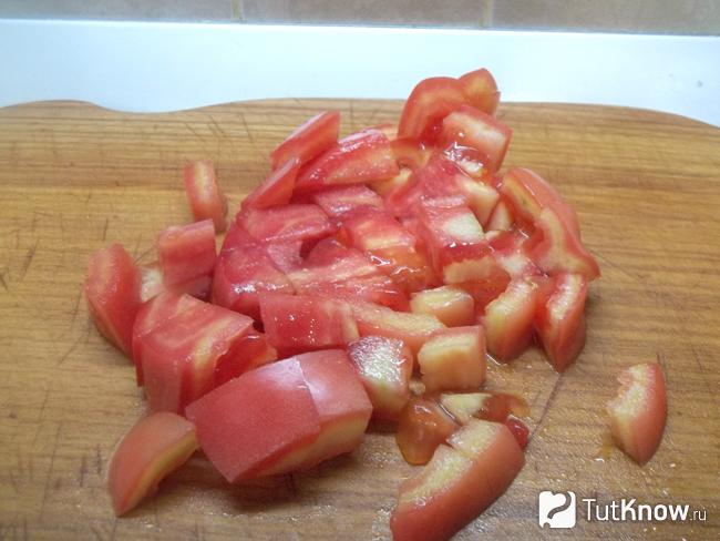 Помидоры нарезаны кусочками