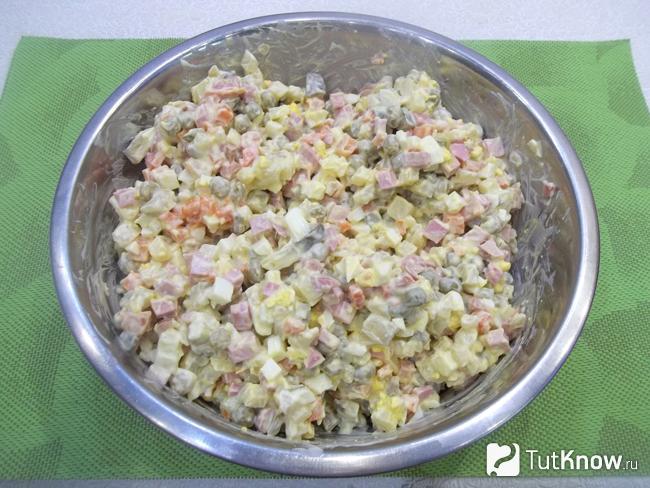 Готовый салат с сосисками, яйцами и огурцами