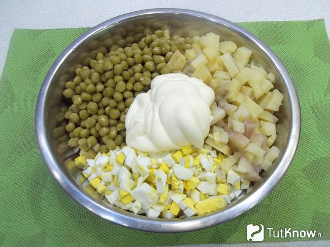 К продуктам добавлен горошек и майонез