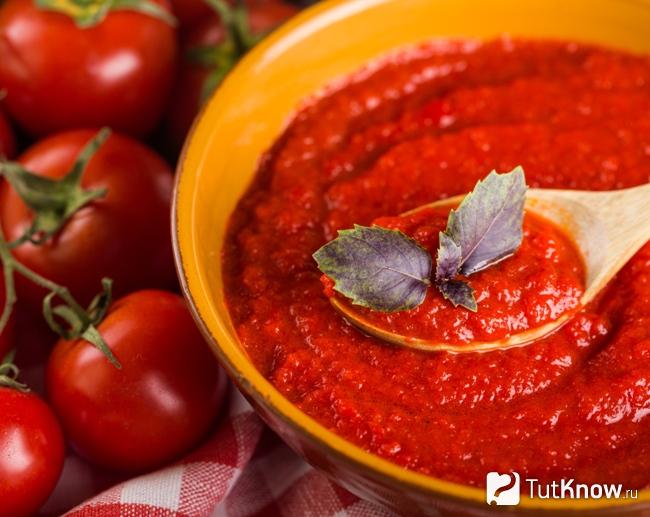 Маринара и ингредиенты для приготовления соуса