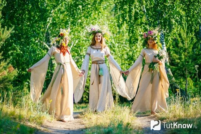 Девушки в костюмаж на день Ивана Купала