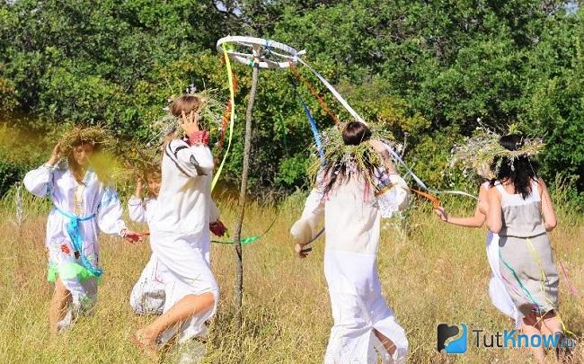 Люди празднуют Ивана Купала