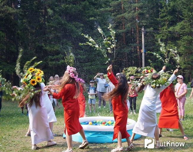 Люди празднуют Ивана Купала