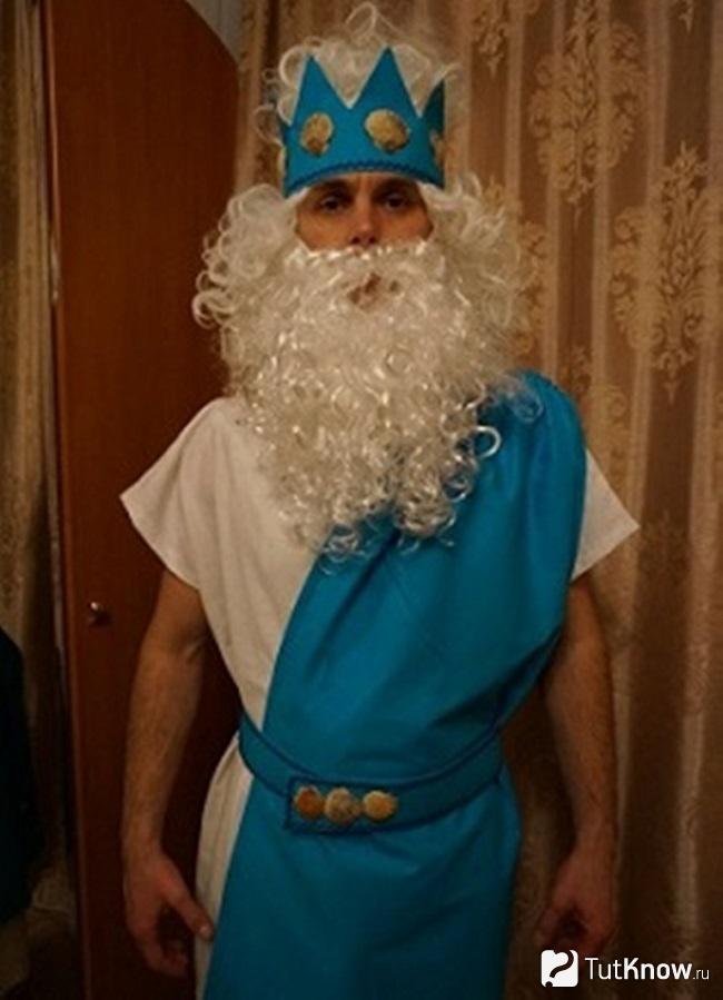 Мужчина в костюме Нептуна