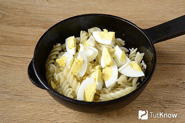 Макароны с вареным яйцом на сковороде