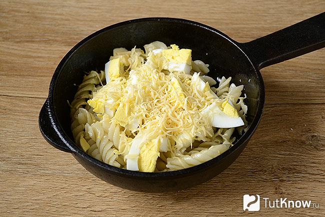 Макароны с вареным яйцом и сыром