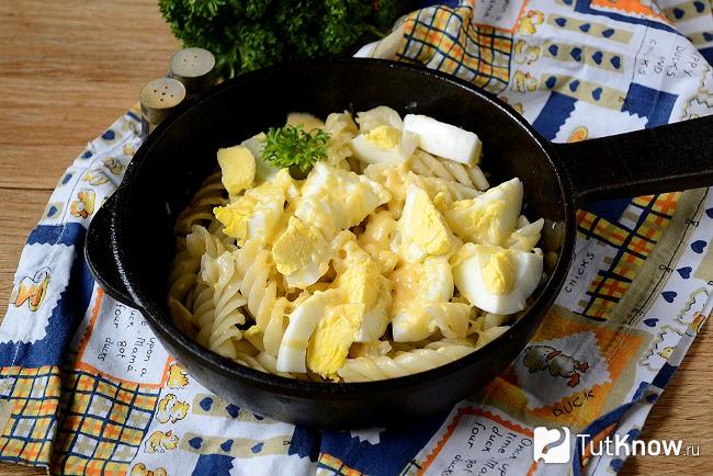 Готовые макароны с яйцом на сковороде