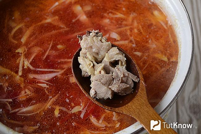 Добавление мяса в борщ