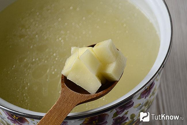 Добавление картофеля в кипящую воду