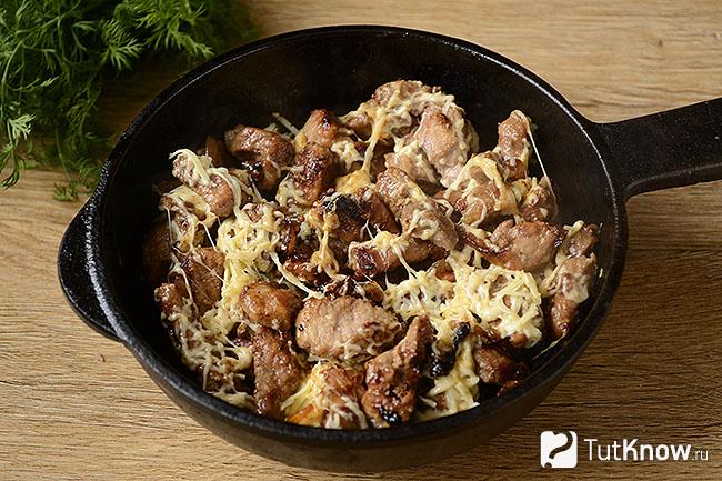 Готовое мясо под сыром на сковороде
