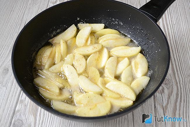 Яблоки карамелизируются на сковороде