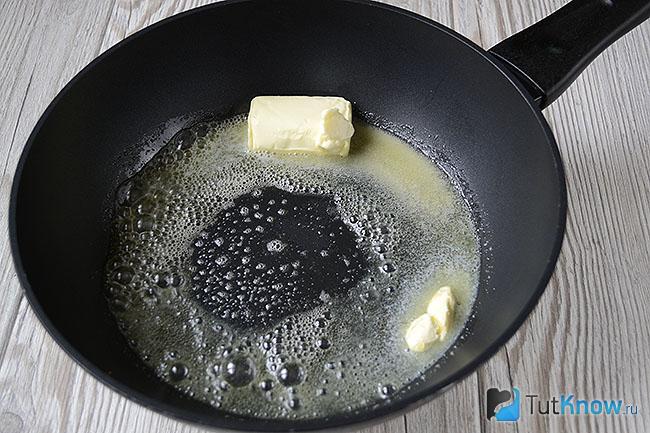 Сливочное масло на сковороде