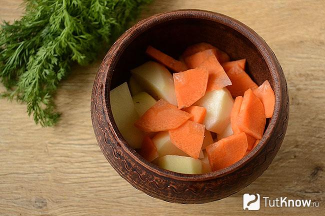 Нарезанная картошка с морковкой в горшочке