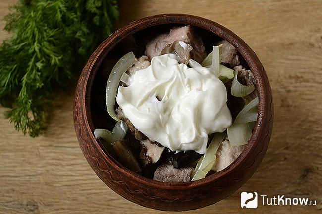 Добавление сметаны к мясу с картошкой