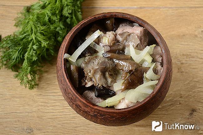 Добавление лука к картошке с мясом