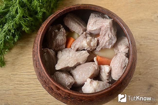 Нарезанная картошка с морковкой и мясом в горшочке