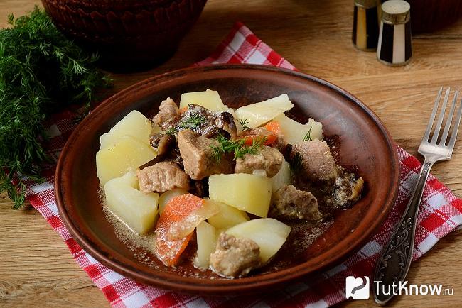 Готовая картошка с мясом и опятами в горшочках