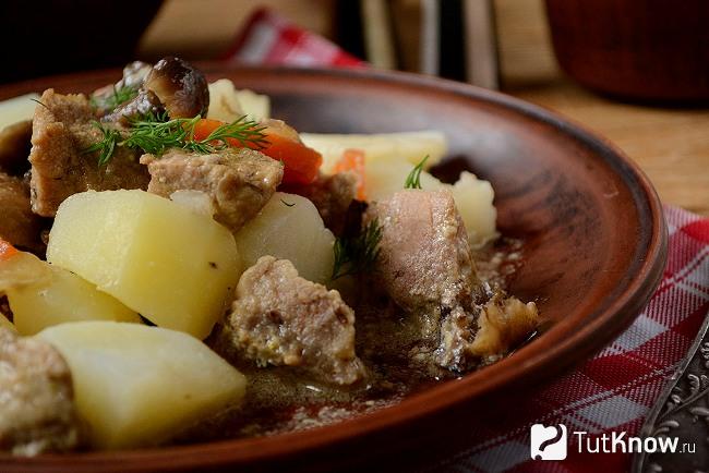 Готовая к подаче картошка с мясом и опятами