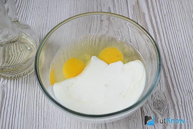 Куриные яйца с кефиром в мисочке