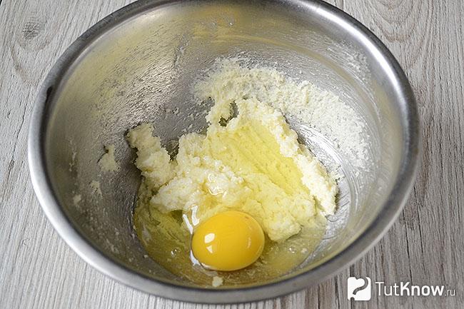 Добавление куриных яиц к тесту для кекса