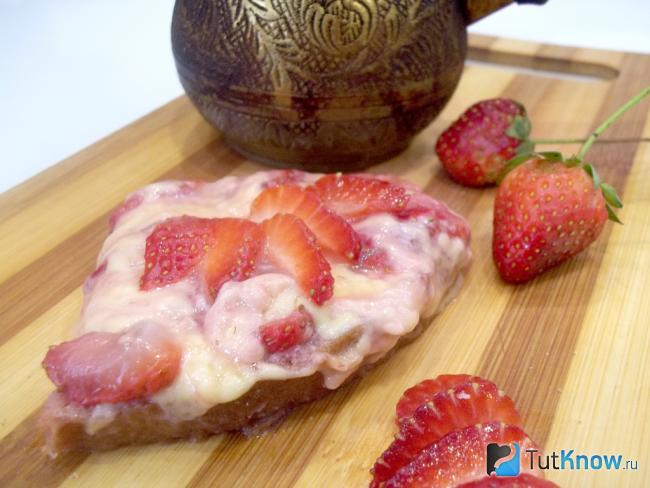Готовые горячие бутерброды с клубникой и сыром