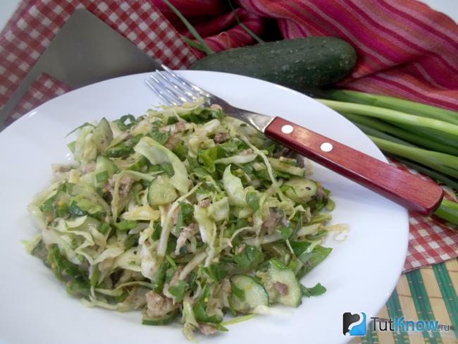 Готовый салат с капустой, огурцами и скумбрией консервированной