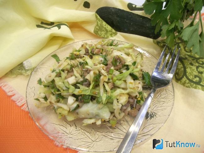 Готовый салат с капустой, яйцами, огурцами и консервированной сайрой